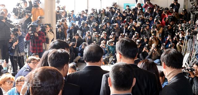 [저작권 한국일보]2일 오후 서울 서초구 서울중앙지검에 안종범 전 청와대 정책조정 수석비서관이 피의자 신분으로 검찰에 출두하는 가운데 많은 언론사들이 열띤 취재를 하고 있다. 홍인기 기자 /2016-11-02(한국일보)