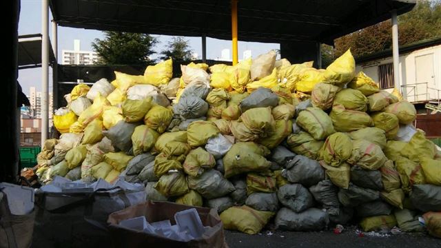 대구 달서구 갈산동 한 재활용 수거업체 마당에는 지난 3일 간 수거된 스티로폼이 처리되지 못한 채 자루에 담겨 쌓여있다. 독자 제공