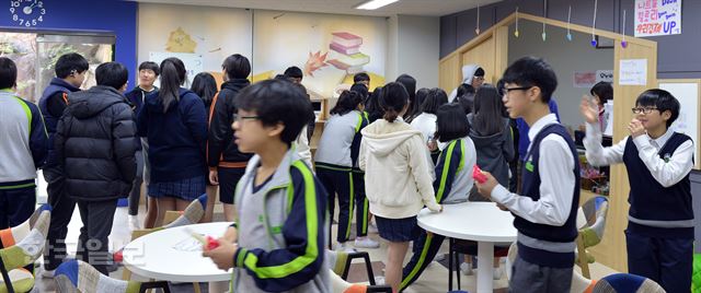 3일 서울 동작구 국사봉중학교 학생들이 점심 시간에 학교협동조합이 운영하는 매점 ‘그냥가게’에서 간식을 구매하고 있다. 판매원이 학부모들이다. 신상순 선임기자 ssshin@hankookilbo.com