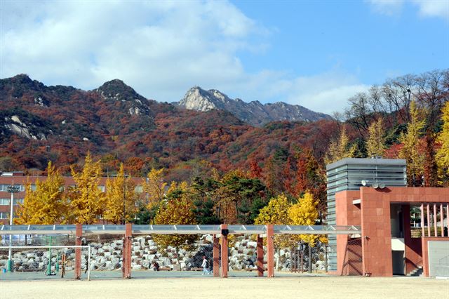 울긋불긋 산과 조화로운 자연친화적인 캠퍼스. 국민대 제공