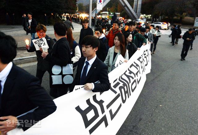 학생의 날을 맞은 3일 오후 서울대 학생들이 박근혜 정권 퇴진을 요구하며 정문을 나서고 있다.이날 학생들은 신림동까지 거리시위를 벌였다.고영권기자youngkoh@hankookilbo.com/그림 24일 오전 국회 민주당 일부 의원과 사무처 직원들이 박근혜 대통령의 최순실 게이트 사과 담화 생중계를 보고 있다. 오대근기자 inliner@hankookilbo.com