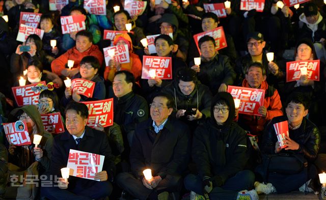 박원순 서울시장이 2일 저녁 서울 청계광장 앞에서 열린 박근혜 대통령의 하야를 촉구하는 촛불집회에 참가해 시민들과 함께 하고 있다. 서재훈기자 spring@hankookilbo.com