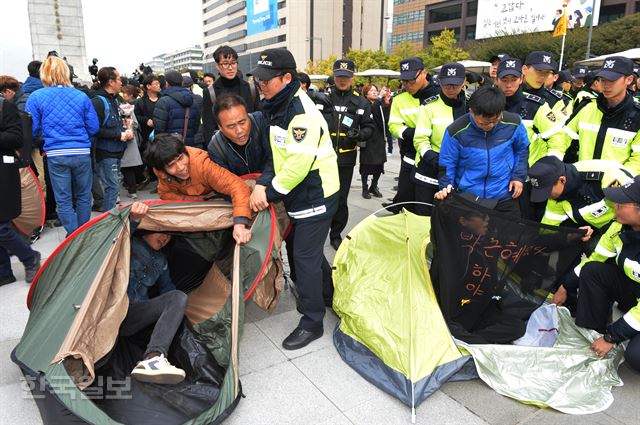 [저작권 한국일보]4일 오후 서울 광화문 광장에서 문화예술인들이 박근혜-최순실 게이트의 철저한 수사와 차은택, 김종 전 문체부 차관의 구속 수사를 요구하는 시국선언을 한후 박대통령 퇴진 ' 텐트촌 농성'을 하려다 이를 철거 하려는 경찰과 몸싸움을 벌이고 있다. 2016.11.04 신상순 선임기자ssshin@hankookilbo.com /2016-11-04(한국일보)