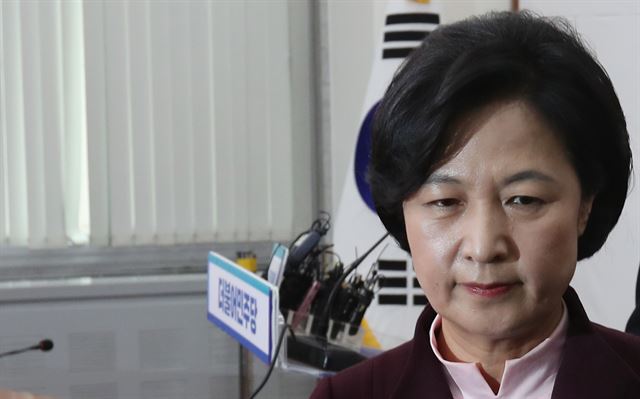 추미애 더불어민주당 대표가 4일 국회에서 박근혜 대통령의 대국민담화와 관련, 긴급 기자회견을 마친 뒤 회의실을 나서고 있다.연합뉴스