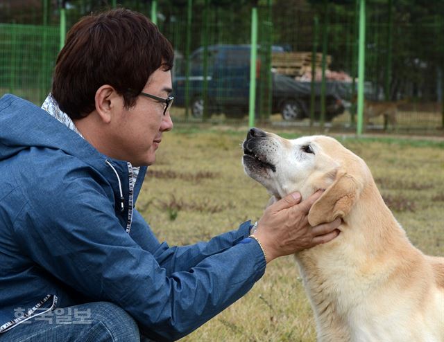 관세청 소속 허남덕 탐지조사요원이 인천시 중구 탐지견훈련센터에서 은퇴한 탐지견 투터를 쓰다듬고 있다. 신상순 선임기자 ssshin@hankookilbo.com