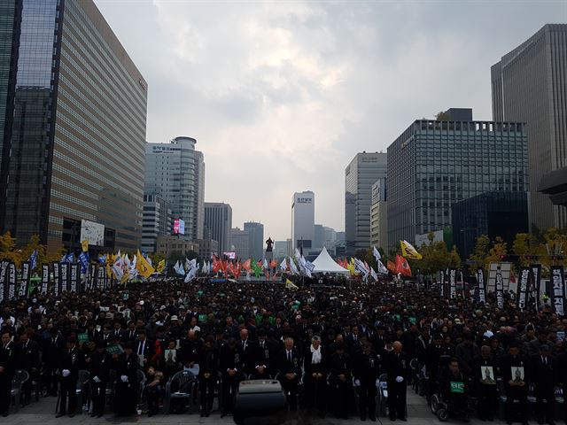 5일 오후 서울 광화문광장에서 치러진 고 백남기씨 영결식에서 참석자들이 묵념을 하고 있다.