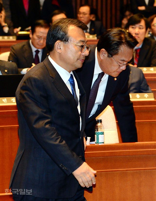 4일 오후 국회에서 열린 새누리당 의원총회에서 정진석 원내대표의 발언 후 이정현 대표가 발언대로 향하고 있다. 오대근 기자 inliner@hankookilbo.com