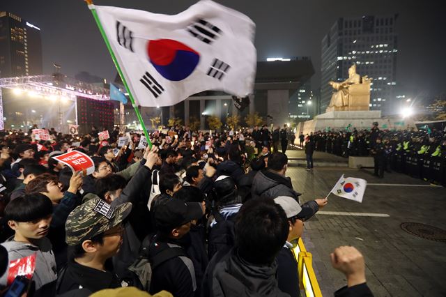 5일 오후 서울 광화문광장에서 '박근혜 정권 퇴진' 집회에 참가한 시민들이 폴리스라인 앞에서 구호를 외치고 있다. 연합뉴스