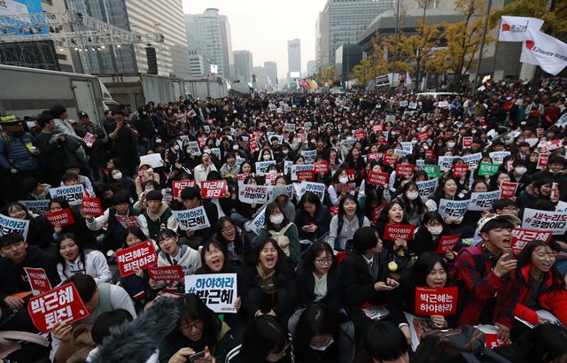 5일 오후 서울 광화문광장에서 '박근혜 정권 퇴진' 집회에 참여한 중고등학생들이 구호를 외치고 있다. 연합뉴스