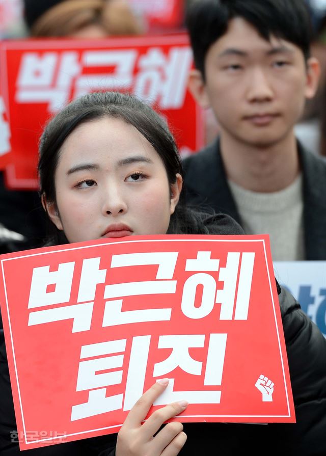 5일 저녁 광화문 광장에서 열린 박근혜 퇴진을 위한 2차 국민행동에서 시민들이 각 대학 총학생회장의 발언을 듣고 있다.고영권기자youngkoh@hankookilbo.com