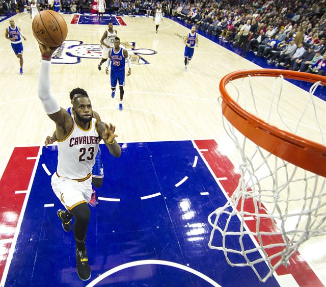 NBA 클리블랜드의 르브론 제임스가 6일 필라델피아전에서 덩크슛을 넣고 있다. 클리블랜드가 102-101로 이겼다. 필라델피아=AP연합뉴스