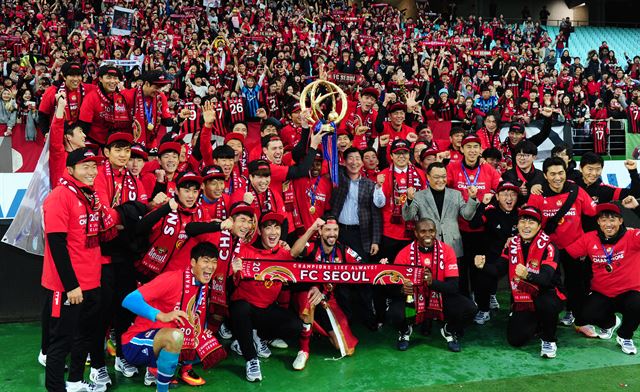 프로축구 클래식 FC서울 선수단이 6일 전북 현대와 리그 최종전에서 짜릿한 역전 우승을 일궈낸 뒤 환호하고 있다. 전주=뉴스1