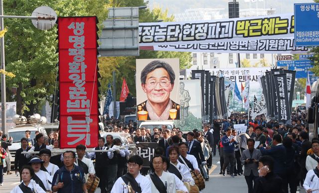 경찰 물대포를 맞고 쓰러져 투병 끝에 9월25일 숨진 고 백남기씨 운구 행렬이 6일 광주 금남로에서 장지인 망월동 옛 5ㆍ18 묘역으로 향하고 있다. 광주=연합뉴스