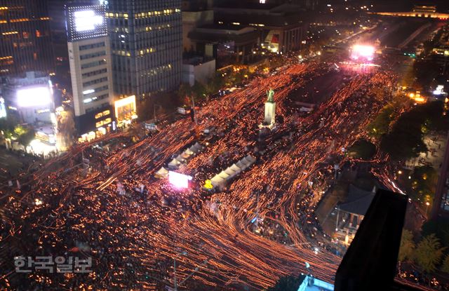 지난 5일 저녁, 서울 광화문에 모인 수 많은 시민들이 촛불을 들고 박근혜 대통령 퇴진을 외치며 세종대로를 행진하고 있다. 고영권기자youngkoh@hankookilbo.com