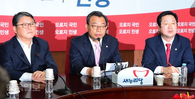 이정현 새누리당 대표가 7일 오전 서울 여의도 당사에서 열린 최고위원회의에서 당내 비주류를 중심으로 한 사퇴 요구에 거부 입장을 밝히고 있다. 오대근 기자 inliner@hankookilbo.com