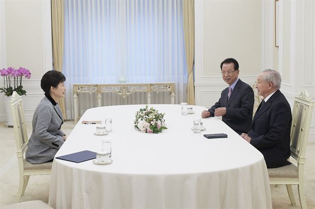 박근혜 대통령이 7일 청와대에서 기독교 원로들을 면담 하고 있다 오른쪽부터 김장환 목사, 김삼환 목사. 청와대 제공