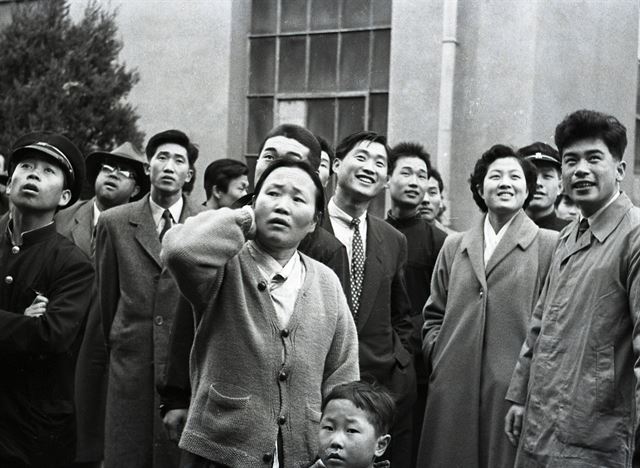 1956년 3월 발표된 미술대학 합격자 명단을 보고 있는 사람들의 모습. 서울대미술관 제공