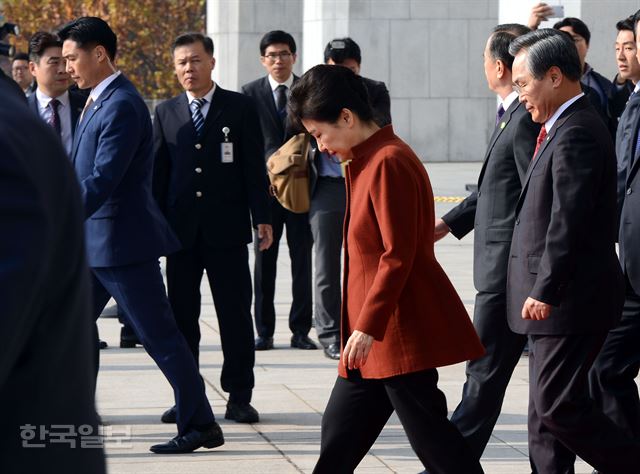 박근혜 대통령이 8일 오전 정세균 국회의장과의 회담을 마친 뒤 국회 본청을 나서고 있다.오른쪽은 우윤근 국회 사무총장.고영권기자 youngkoh@hankookilbo.com