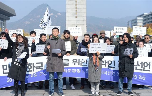 재즈 가수 말로(왼쪽부터)와 밴드 브로콜리 너마저의 보컬 윤덕원, 국악인 현미, 밴드 시나위의 기타리스트 신대철이 8일 서울 세종로 광화문광장에서 ‘민주공화국 부활을 위한 음악인 시국선언’을 발표하고 있다. 최재명 인턴기자