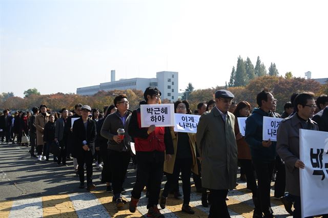 영남대 교수들이 8일 낮 박근혜 대통령 하야를 촉구하는 시국선언을 하고 교내 행진을 하고 있다. 윤희정기자 yooni@hankookilbo.com