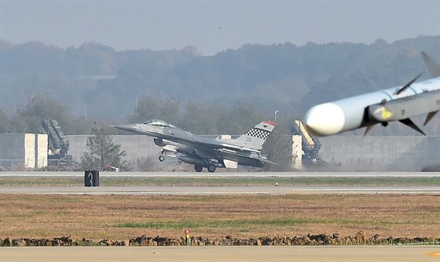 8일 경기도 오산미공군기지에서 한미영 합동 '무적의 방패' 훈련에 참가중인 미 공군 F-16 전투기가 이륙하고 있다. 사진공동취재단