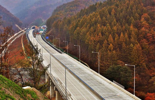 11일 개통을 앞둔 제2영동고속도로 지정터널 도로 주변이 단풍으로 물들어 있다. 제이영동고속도로㈜ 제공