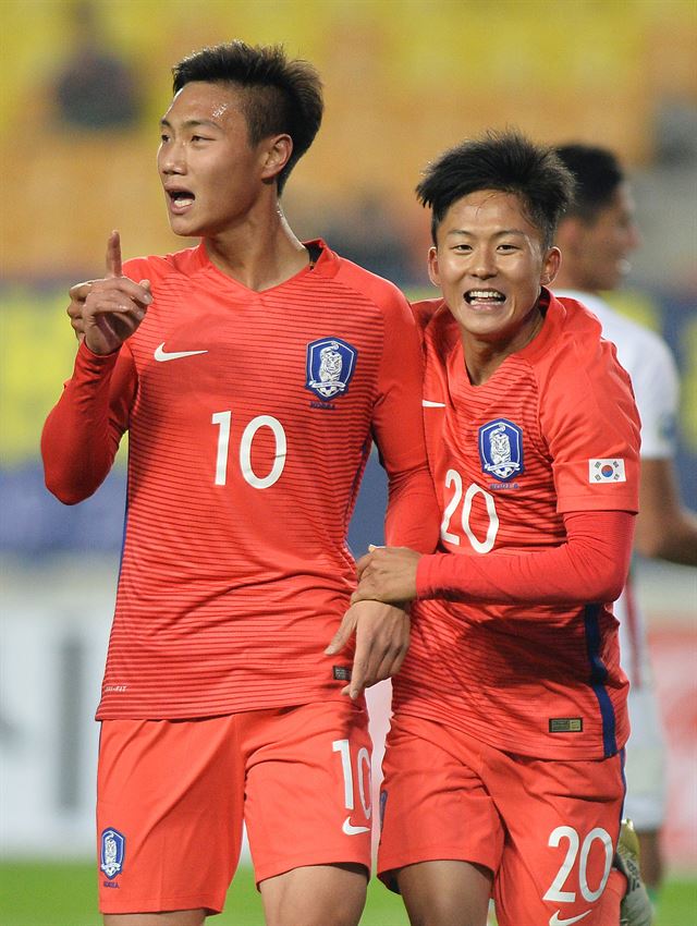 U-19대표팀 이승우(오른쪽)와 백승호가 8일 수원월드컵경기장에서 열린 2016 U-19 수원 컨티넨탈컵 1차전 이란과의 경기에서 후반 추가시간 그림 같은 골을 합작한 뒤 환호하고 있다. 2-1로 앞서던 상황에서 이승우의 패스를 백승호가 골로 연결했다. 수원=뉴스1