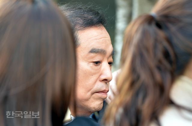 김병준 국무총리 내정자가 8일 오후 서울 통의동 금융감독원 연수원에 마련된 사무실로 출근하고 있다. 서재훈기자