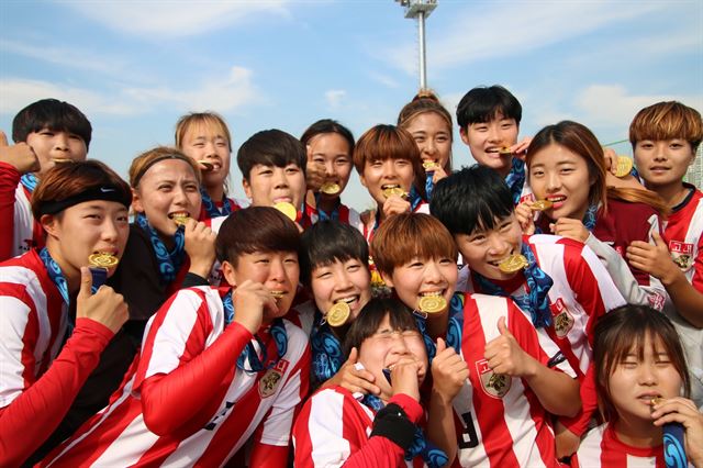 고려대 여자축구부 선수들이 지난 10월 아산에서 열린 제97회 전국체전 여자대학부 축구 왕좌에 오른 뒤 기쁨을 만끽하고 있다. 고려대 세종캠퍼스 제공