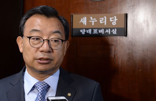 이정현 새누리당 대표가 8일 오후 국회 대표실 앞에서 기자들의 질문에 답하고 있다. 배우한 기자 bwh3140@hankookilbo.com