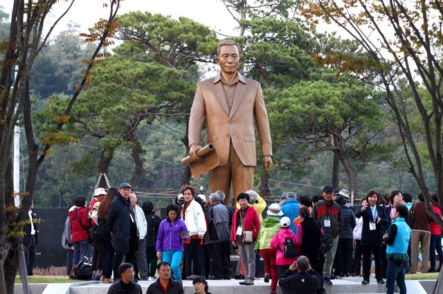 관광객들이 경북 구미시 상모사곡동 박정희 전 대통령 동상을 둘러보고 있다.