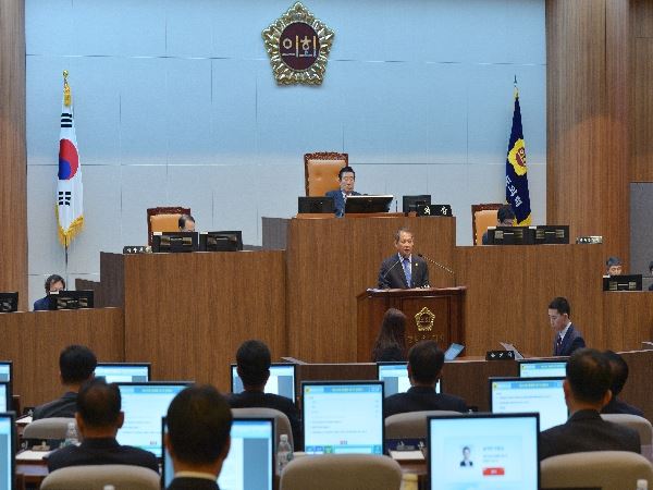 지난 7일 충남도의회 본회의에서 5분 발언에 나선 전낙운 의원이 국방대 골프장 건설의 필요성을 설명하고 있다. 충남도의회 제공