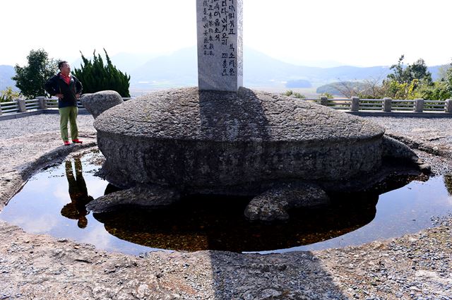 거북 좌대가 바다까지 이어진 바위와 한 몸이어서 ‘세계 최대 비석’이라고 자랑한다.