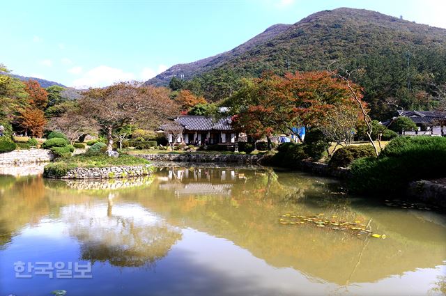 첨찰산 아래 아늑하게 자리잡은 운림산방.