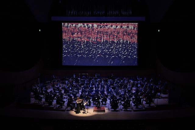 4일 롯데콘서트홀에서 열린 '탄둔 무협영화 3부작' 공연에서 바이올리니스트 조진주가 서울시향과 함께 영화 '영웅'의 삽입곡을 연주하고 있다. 롯데콘서트홀 제공