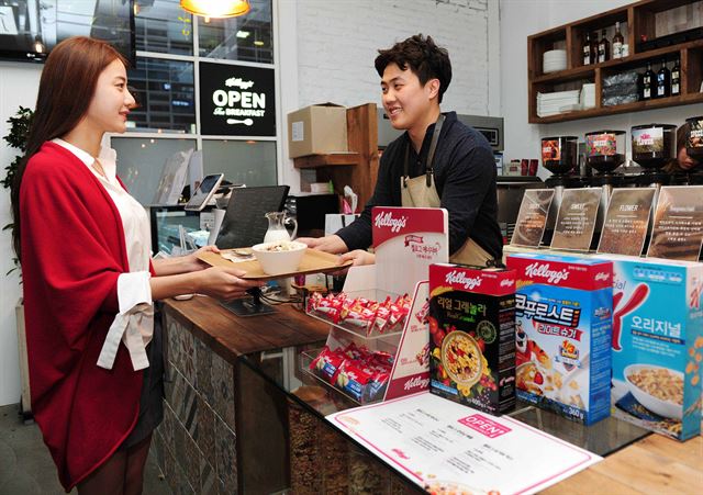 서울 강남구 역삼동 ‘카페 리빈’에 문을 연 ‘시리얼 카페’에서 고객이 주문한 시리얼을 받고 있다. 농심켈로그 제공