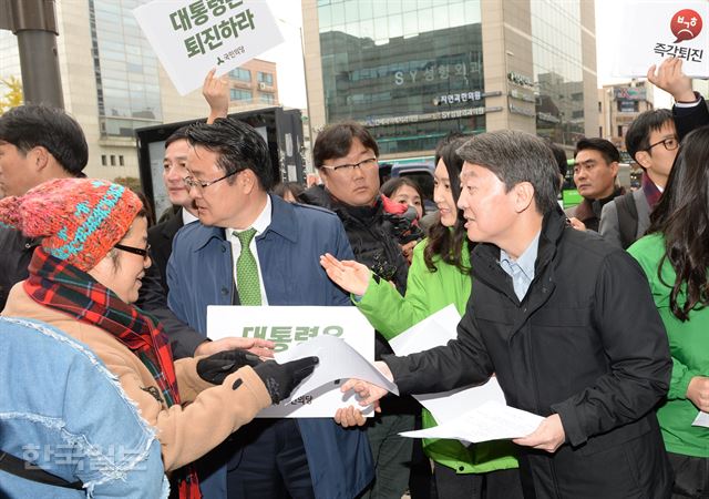 안철수 전 대표가 서울 홍대입구역 출구에서 박근혜 대통령 퇴진 유인물을 시민들에게 나눠주며 거리홍보전을 펼치고 있다.오대근기자 inliner@hankookilbo.com