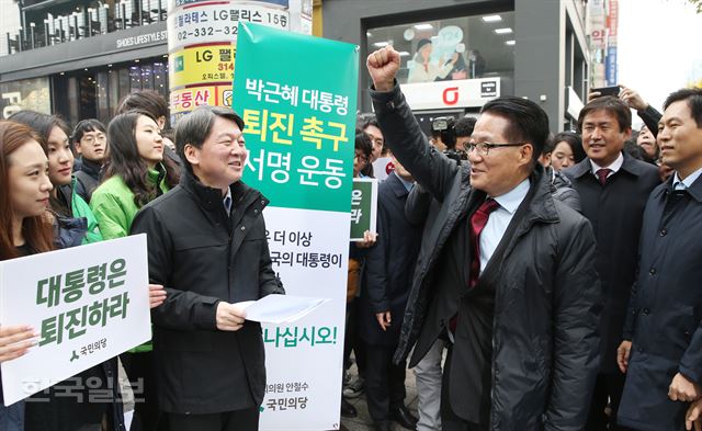 잠시 후 나타난 박지원 국민의당 비상대책위원장 겸 원내대표가 안철수 전 대표 향해 ‘화이팅’을 외치며 응원하고 있다. 오대근기자 inliner@hankookilbo.com