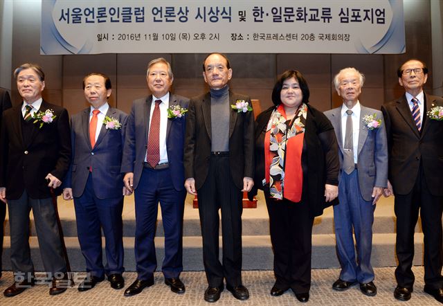 10일 오후 서울 중구 한국프레스센터 국제회의장에서 열린 서울언론인클럽 언론상 시상식에 수상자들이 기념촬영을 하고 있다. 왼쪽부터 언론학술상 정진석 한국외국어대 명예교수, 국제교류 언론인상 임덕규 월간 '디플로머시' 회장, 이름 빛낸 언론인상 안병훈 '통일과 나눔' 이사장, 한길상 김성우 전 한국일보 주필, 향토언론인상 부임춘 제주신문 발행인, '한국의 얼' 선양상 무라키미 일본 지성인(至誠人), 원로언론인 특별상 곽찬호 민주평통 자문위원. 홍인기 기