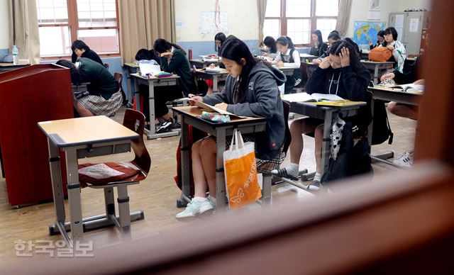 지난달 11일 서울 배화여고 3학년 학생들이 '전국연합학력평가'(모의평가) 시험 시작 전 그간 공부한 내용을 정리하고 있다. 고영권 기자