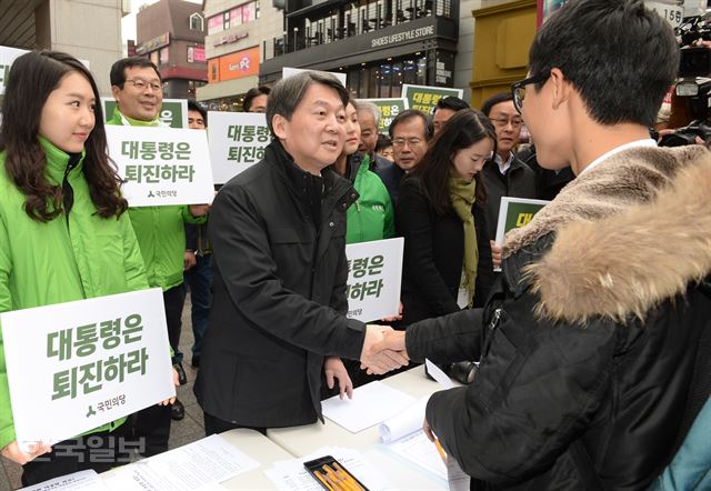 안철수 국민의당 전 대표가 10일 오전 서울 홍대입구역 앞에서 박근혜 대통령 퇴진 오프라인 서명 운동하고 있다. 오대근 기자 inliner@hankookilbo.com