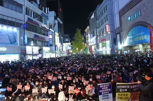 11일 오후7시 대구 중구 동성로 야외무대에서 열린 박근혜퇴진 2차 대구시국대회를 시민들이 촛불을 들고 가득 메우고 있다. 윤희정기자 yooni@hankookilbo.com