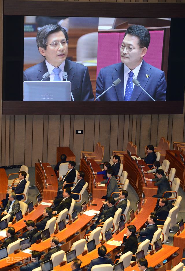 11일 국회 본회의장에서 열린 '최순실 게이트'의 진상을 규명하기 위한 긴급현안질문에서 송영길 더불어민주당 의원이 황교안 국무총리를 상대로 질문하고 있다.