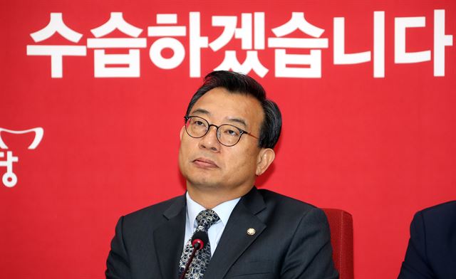 새누리당 이정현 대표가 10일 오전 국회에서 열린 최고위원회의에서 깊은 생각에 잠겨 있다. 연합뉴스