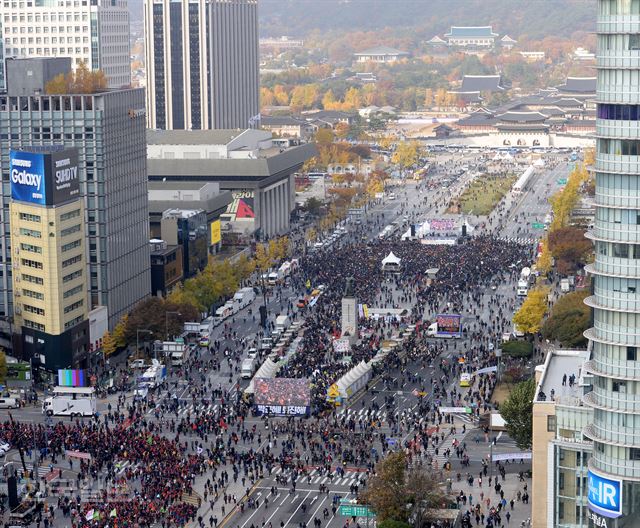 12일 박근혜 대통령 퇴진을 요구하는 민중총궐기 행사가 열린 서울광장에서부터 광화문광장까지 많은 시민들이 모여 있다. 홍인기 기자