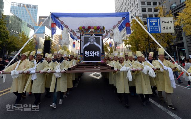 [노2] [저작권 한국일보]12일 오후 서울 태평로 일대에서 전국에서 모인 농민들이 상여를 매고 광화문으로 행진하고 있다. 서재훈기자 spring@hankookilbo.com /2016-11-12(한국일보)