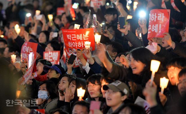 2016년 민중총궐기 대규모 집회가 열린 12일 저녁 서울 광화문 사거리에서 시민들이 촛불을 들고 구호를 외치고 있다. 서재훈기자