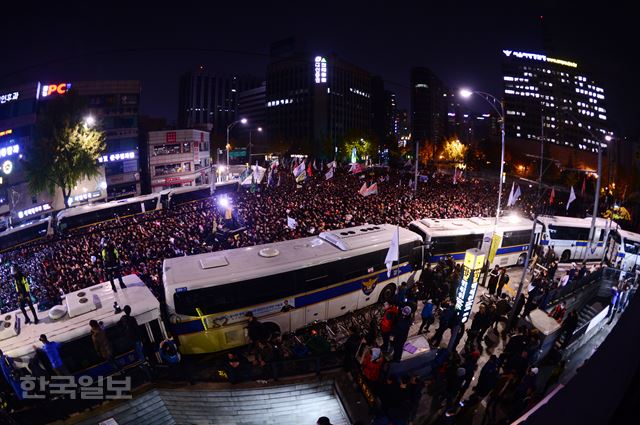 [저작권 한국일보] 2016년 민중총궐기 대규모 집회가 열린 12일 오후 청와대로 가는 길목인 서울 종로구 내자동 경복궁역 입구에모인 시민들이 촛불을 들고 차벽을 세우고 청와대로의 행진을 막는 경찰과 대치 하고 있다. 2016.11.12신상순 선임기자ssshin@hankookilbo.com /2016-11-12(한국일보) /2016-11-13(한국일보)