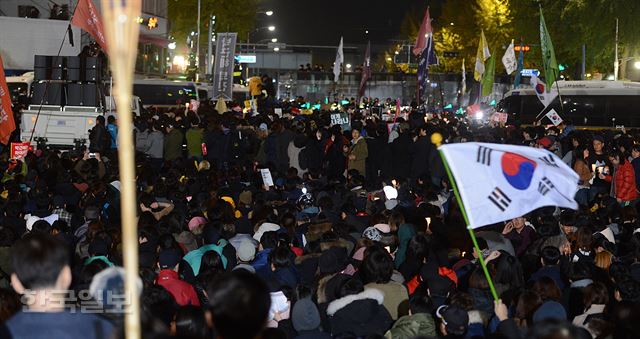 [161112-40] [저작권 한국일보] 2016년 민중총궐기 대규모 집회가 열린 12일 오후 청와대로 가는 길목인 서울 종로구 내자동 경복궁역 입구에모인 시민들이 촛불을 들고 차벽을 세우고 청와대로의 행진을 막는 경찰과 대치 하고 있다. 2016.11.12신상순 선임기자ssshin@hankookilbo.com /2016-11-12(한국일보) /2016-11-13(한국일보)