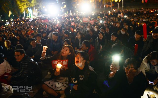 [161112-51] [저작권 한국일보] 2016년 민중총궐기 대규모 집회가 열린 12일 오후 청와대로 가는 길목인 서울 종로구 내자동 경복궁역 입구에모인 시민들이 촛불을 들고 차벽을 세우고 청와대로의 행진을 막는 경찰과 대치 하고 있다. 2016.11.12신상순 선임기자ssshin@hankookilbo.com /2016-11-12(한국일보) /2016-11-13(한국일보)